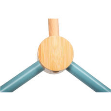 Nahaufnahme eines Holzgelenks, das drei Stäbe - einen aus Naturholz, zwei aus Teal - der Kletterkuppel Adventure Bewegungsspielzeug von small foot verbindet.