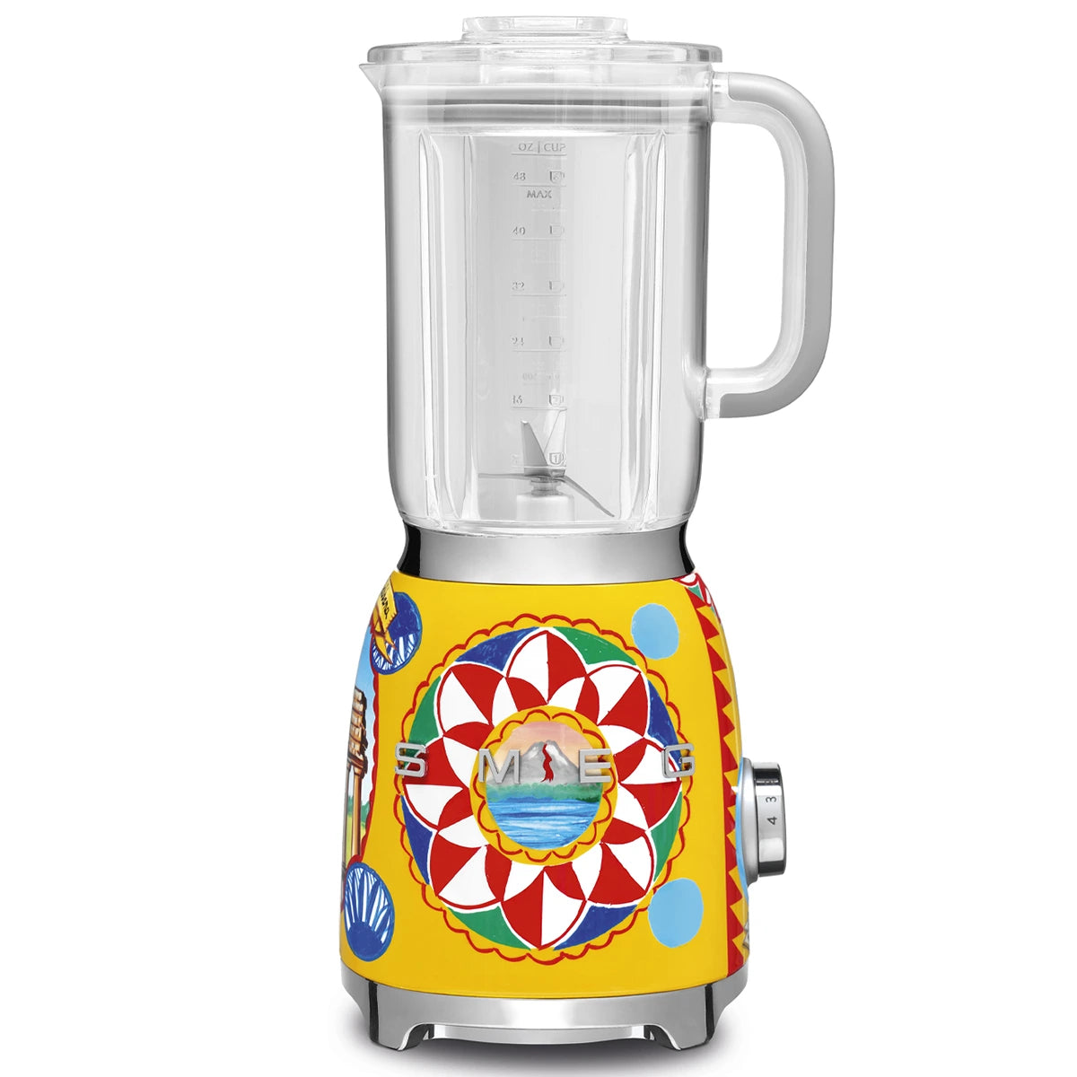 Der Smeg BLF01DGEU Standmixer - Dolce & Gabbana Sicily is my Love hat einen gelben Sockel mit lebhaften, verschlungenen Mustern und einen klaren Krug, der das Design von Smeg mit der von Sizilien inspirierten Kunst von Dolce & Gabbana verbindet.