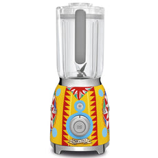 Der Smeg BLF01DGEU Standmixer - Dolce & Gabbana Sicily is my Love besticht durch sein lebendiges, italienisch inspiriertes Design und die praktische Start/Stopp-Taste, die Stil und Funktion in einer einzigartigen Zusammenarbeit vereint.