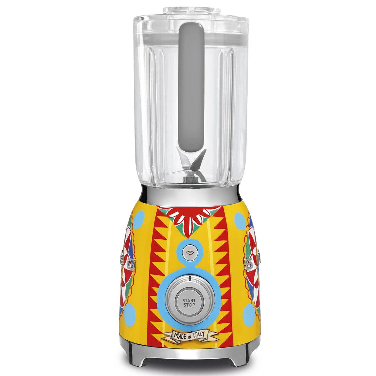 Der Smeg BLF01DGEU Standmixer - Dolce & Gabbana Sicily is my Love besticht durch sein lebendiges, italienisch inspiriertes Design und die praktische Start/Stopp-Taste, die Stil und Funktion in einer einzigartigen Zusammenarbeit vereint.