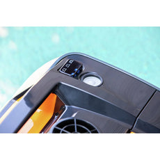 Nahaufnahme des Bedienfelds des Steinbach Poolrunner SMART RXB 450, eines modernen Poolroboters von Steinbach, mit Tasten und Digitalanzeige; der Hintergrund ist unscharf.