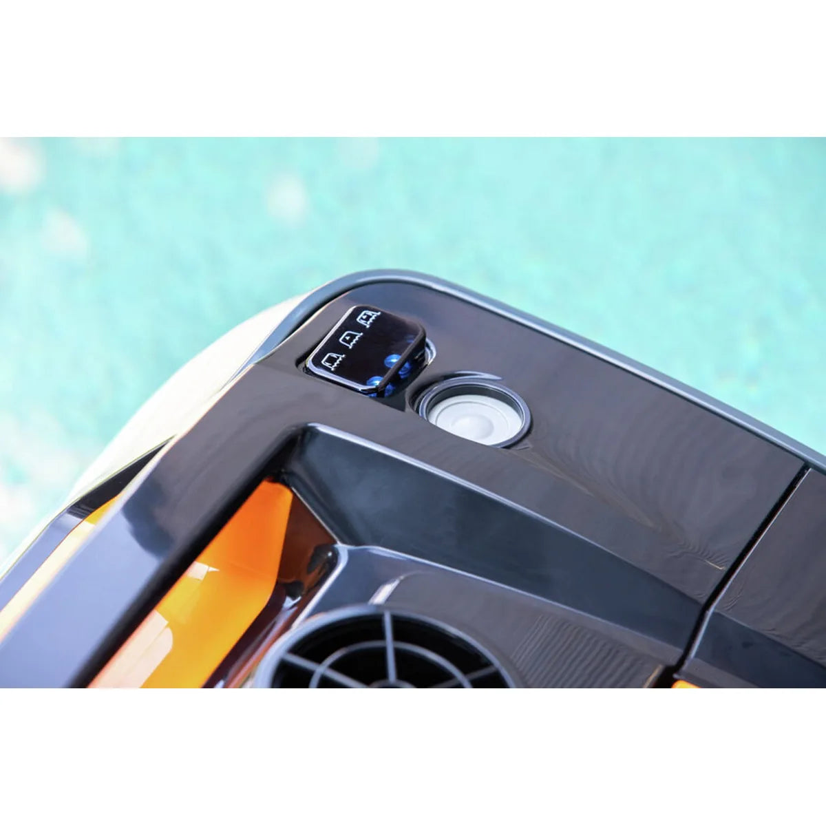 Nahaufnahme des Bedienfelds des Steinbach Poolrunner SMART RXB 450, eines modernen Poolroboters von Steinbach, mit Tasten und Digitalanzeige; der Hintergrund ist unscharf.