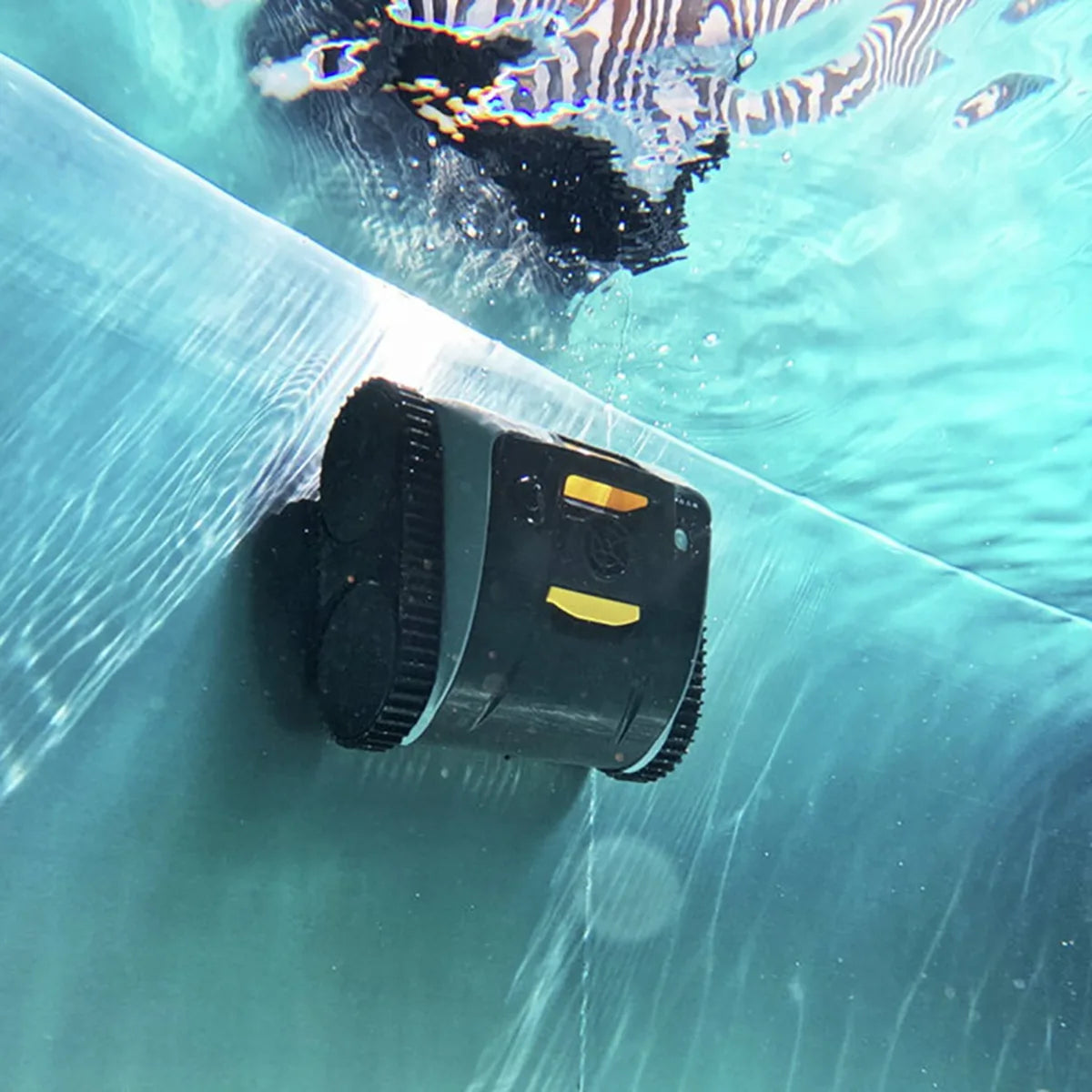 Der Steinbach Poolrunner SMART RXB 450 von Steinbach reinigt als kabelloser Poolroboter elegant und gründlich die Wände Ihres Schwimmbeckens unter Wasser.