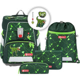 Das Step by Step Space Set Shine Dino Night ist ein fünfteiliges Schulset mit einem grünen, geometrischen Dinosaurier-Motiv, bestehend aus einem ergonomischen Rucksack, einer Kordeltasche, einem Federmäppchen, einer Geldbörse und einem T-Rex-Schlüsselanhänger - alles von Step by Step.