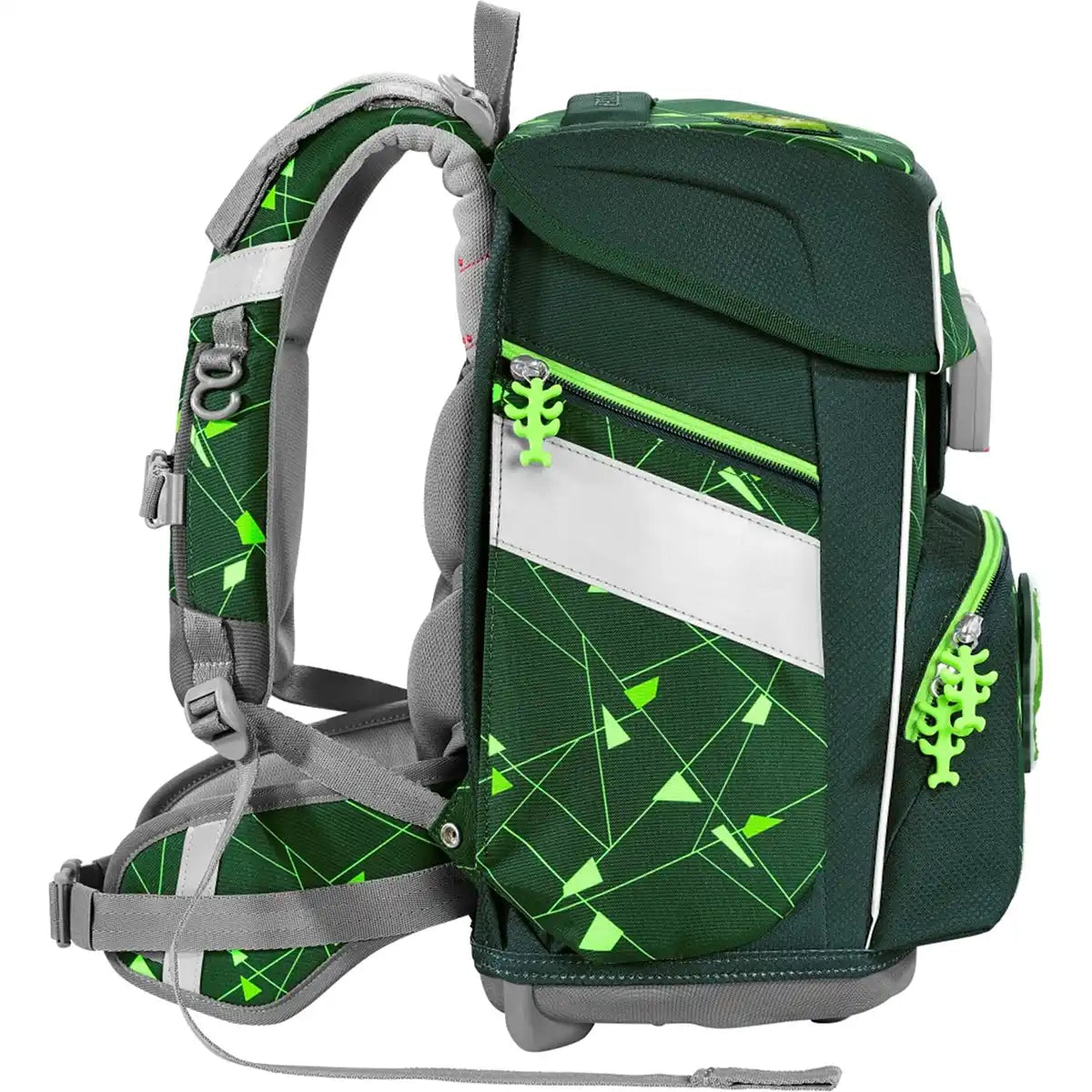 Der Step by Step Space Set Shine Dino Night Rucksack hat ein dunkelgrünes Design mit hellgrünen, geometrischen Mustern, grauen Trägern, mehreren Fächern, grünen Reißverschlusslaschen, gepolsterter Auflage und einem verstellbaren Hüftgurt.