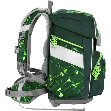 Der Step by Step Space Set Shine Dino Night Rucksack hat ein dunkelgrünes Design mit hellgrünen, geometrischen Mustern, grauen Trägern, mehreren Fächern, grünen Reißverschlusslaschen, gepolsterter Auflage und einem verstellbaren Hüftgurt.
