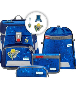 Das 5-teilige Step by Step Space - Limited Edition "Playmobil Novelmore Arwynn" Set enthält einen blauen Schulranzen-Rucksack, eine Kordeltasche, ein Federmäppchen und Magic Mags Aufnäher, alle inspiriert von Playmobil Novelmore.