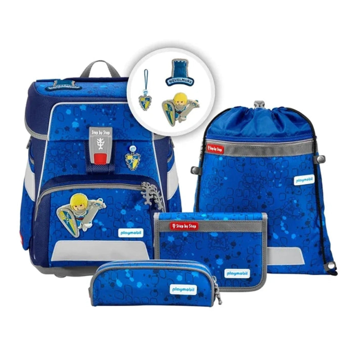 Das 5-teilige Step by Step Space - Limited Edition "Playmobil Novelmore Arwynn" Set enthält einen blauen Schulranzen-Rucksack, eine Kordeltasche, ein Federmäppchen und Magic Mags Aufnäher, alle inspiriert von Playmobil Novelmore.