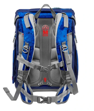 Der Step by Step Space - Limited Edition "Playmobil Novelmore Arwynn" (5-teiliges Set) Rucksack hat ein blaues und graues Design, gepolsterte Schultergurte, einen Brustgurt und eine ergonomische Rückenstütze - ideal für Playmobil Novelmore Fans.