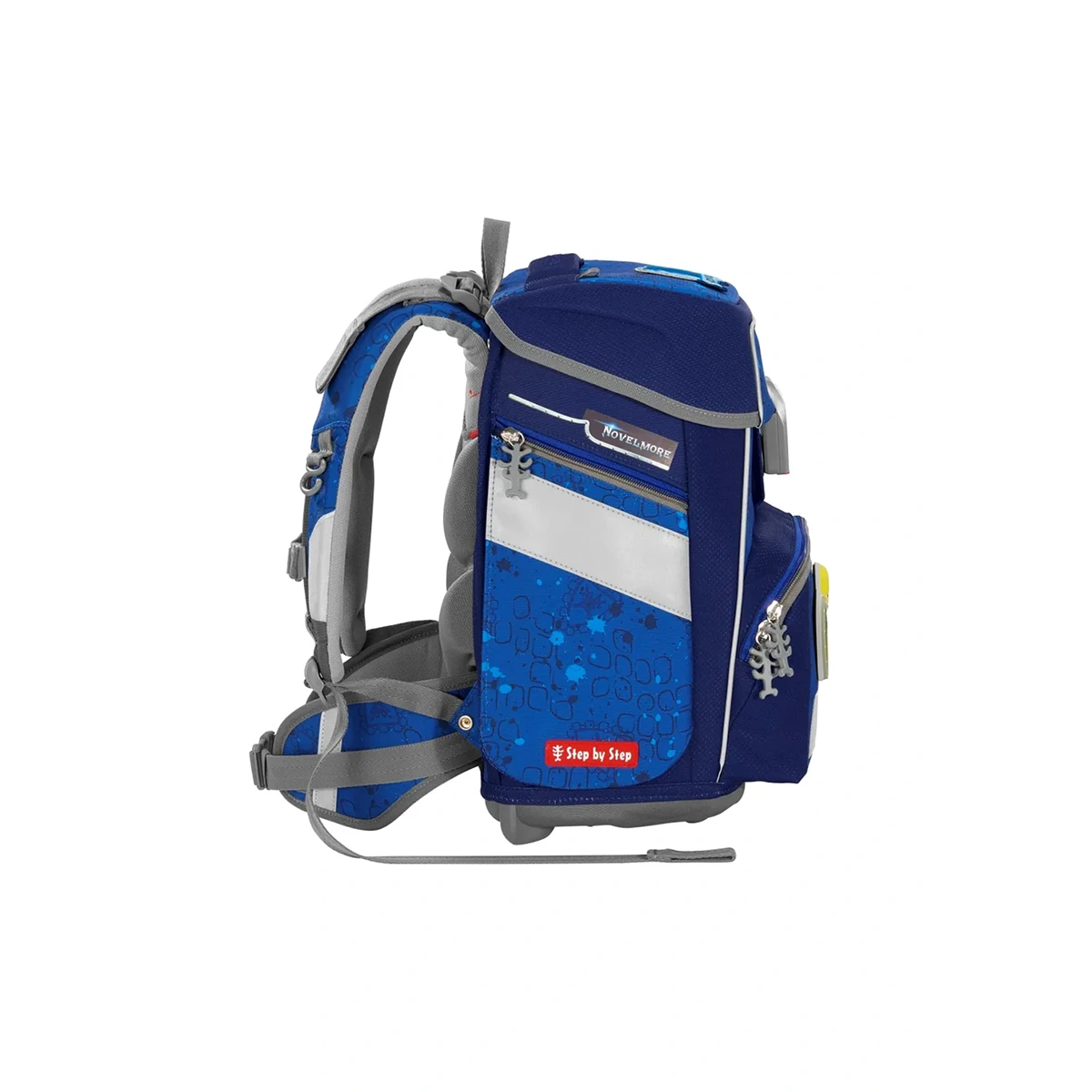 Die Step by Step Space - Limited Edition "Playmobil Novelmore Arwynn" (5-teiliges Set) besteht aus einem blau-grauen Schulrucksack mit gepolsterten Trägern, Magic Mags und reflektierenden Akzenten (von der Seite gesehen).