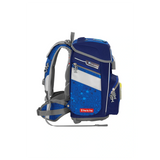 Die Step by Step Space - Limited Edition "Playmobil Novelmore Arwynn" (5-teiliges Set) besteht aus einem blau-grauen Schulrucksack mit gepolsterten Trägern, Magic Mags und reflektierenden Akzenten (von der Seite gesehen).