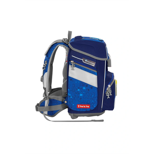 Die Step by Step Space - Limited Edition "Playmobil Novelmore Arwynn" (5-teiliges Set) besteht aus einem blau-grauen Schulrucksack mit gepolsterten Trägern, Magic Mags und reflektierenden Akzenten (von der Seite gesehen).