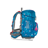 Der Step by Step Cloud Schulranzen-Set "Mermaid Lola" (5-teilig) überzeugt ergonomisch, wächst mit, präsentiert sich in Blau mit pinken Sternen und zeigt gepolsterte Träger sowie einen pinken Baum-Reißverschlussanhänger in der Seitenansicht.