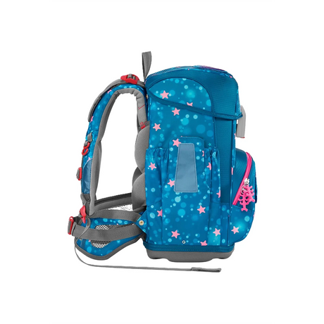 Der Step by Step Cloud Schulranzen-Set "Mermaid Lola" (5-teilig) überzeugt ergonomisch, wächst mit, präsentiert sich in Blau mit pinken Sternen und zeigt gepolsterte Träger sowie einen pinken Baum-Reißverschlussanhänger in der Seitenansicht.