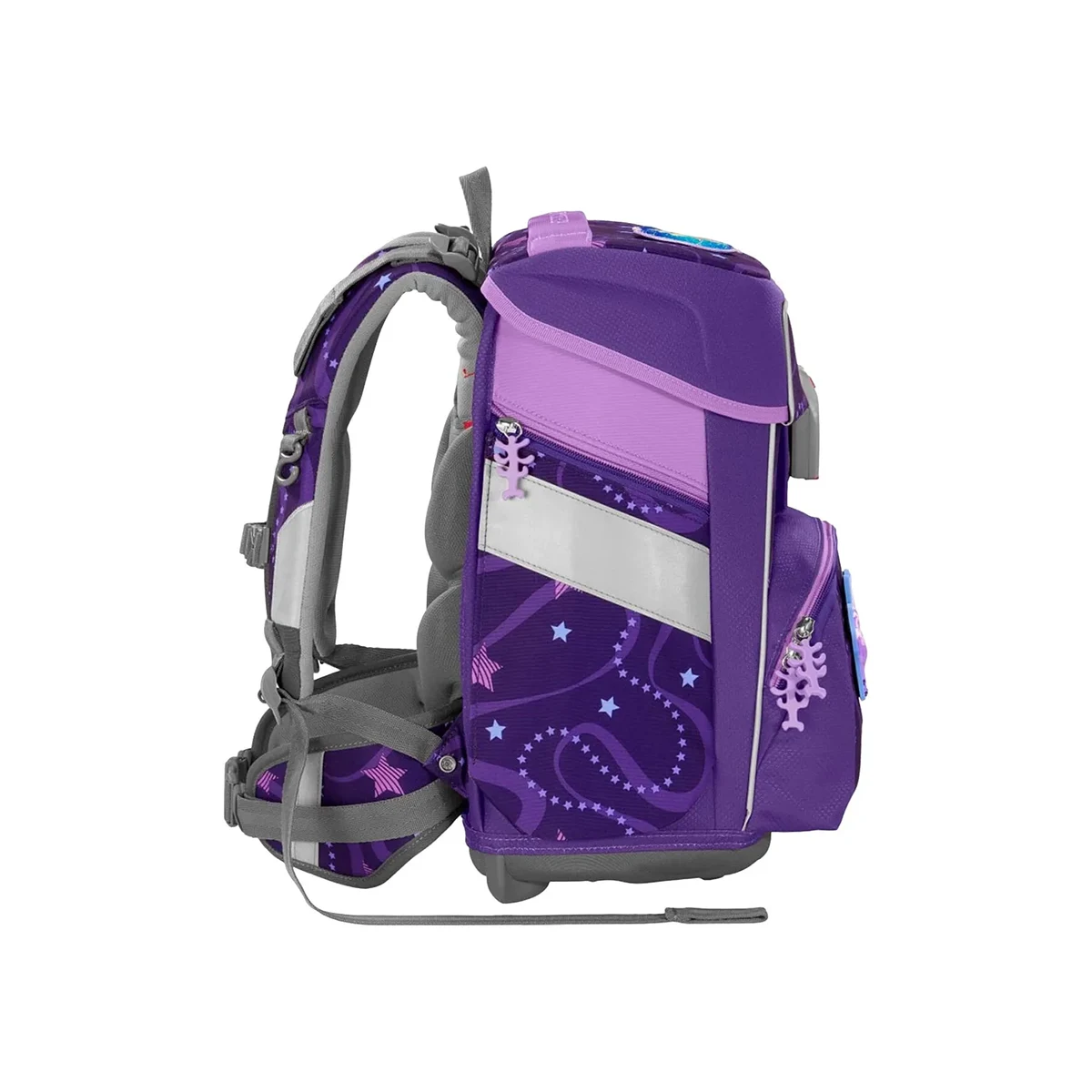 Das Step by Step Space Schulranzen-Set "Pegasus Emily" (5-teilig) zeichnet sich durch ein lila und lavendelfarbenes Design mit Stern- und Wirbelmustern, grauen Trägern und verspielten Reißverschlüssen in Eidechsenform aus.