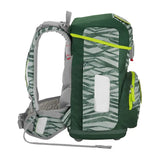 Das Step by Step Circle Set Jungle Cat Chiko ist ein grün und grau gemusterter ergonomischer Schulranzen mit gepolsterten Trägern, mehreren Reißverschlusstaschen und neongelben Akzenten, dargestellt von der Seite auf weißem Hintergrund.