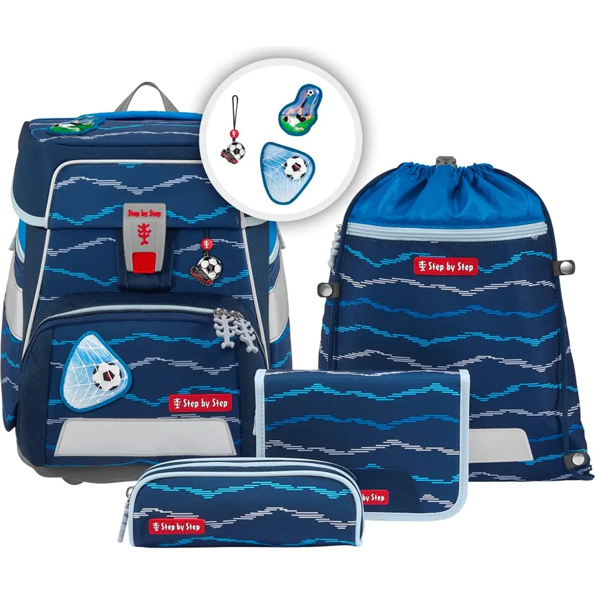 Das Step by Step Space Set Soccer Lars ist ein fünfteiliges blaues Schulrucksack-Set mit Wellenmuster, viel Stauraum, ergonomischem Tragesystem, Kordelzugtasche, Federmäppchen, Geldbörse, Fußball-Schlüsselanhänger und roten Step by Step Aufklebern.