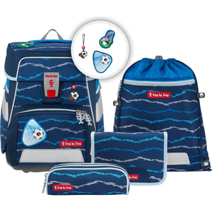 Das Step by Step Space Set Soccer Lars ist ein fünfteiliges blaues Schulrucksack-Set mit Wellenmuster, viel Stauraum, ergonomischem Tragesystem, Kordelzugtasche, Federmäppchen, Geldbörse, Fußball-Schlüsselanhänger und roten Step by Step Aufklebern.