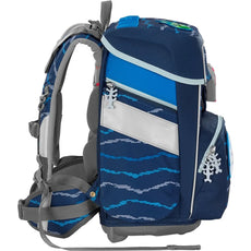 Der Step by Step Space Set Soccer Lars - ein besonders leichter Schulranzen in Blau und Grau mit ergonomischem Tragesystem, viel Stauraum, gepolsterten Trägern, Seitentaschen und reflektierenden Streifen.