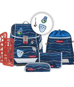Das Step by Step Schulranzen-Set 2in1 Plus "Soccer Lars" (6-teilig) enthält passendes Zubehör, einen Schlüsselanhänger, eine rote Schablone, ein ergonomisches Design und Aufnäher mit Fußballmotiven - ideal für den Schulalltag.