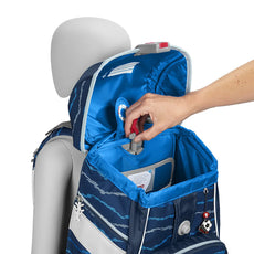 Eine Hand verstellt das blaue Step by Step Schulranzen-Set 2in1 Plus 