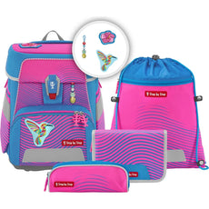 Das Step by Step Space Set Kolibri Kaja besteht aus einem leuchtend rosa und blauen ergonomischen Schulranzen mit viel Platz, einer Kordeltasche, einem Federmäppchen, einem Portemonnaie und Aufnähern mit Kolibri und Blumenmotiven - alles von Step by Step.