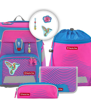 Das Step by Step SPACE Schulranzen-Set "Kolibri Kaja" (5-teilig) enthält einen leuchtend pink-blauen Schulrucksack mit Kolibri-Motiv, dazu Federmäppchen, Turnbeutel, Geldbörse und Schlüsselanhänger von Step by Step.