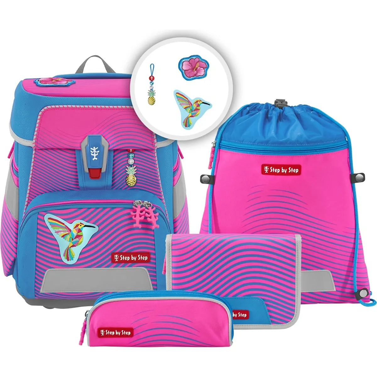 Das Step by Step Space Set Kolibri Kaja besteht aus einem leuchtend rosa und blauen ergonomischen Schulranzen mit viel Platz, einer Kordeltasche, einem Federmäppchen, einem Portemonnaie und Aufnähern mit Kolibri und Blumenmotiven - alles von Step by Step.