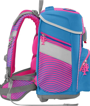 Das Step by Step SPACE Schulranzen-Set "Kolibri Kaja" (5-teilig) ist ein blau-rosa Kinderrucksack mit Streifenmuster, Seitentaschen und gepolsterten Trägern aus der Step by Step Kollektion.