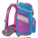 Seitliche Ansicht des Step by Step Space Set Kolibri Kaja: ergonomischer Schulranzen mit blauen und pinken Streifen, gepolsterten Trägern, Hüftgurt, mehreren Reißverschlusstaschen und Eidechsen-Schlüsselanhänger am Reißverschluss.