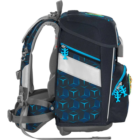 Der Step by Step Space Set Shine Tiger Night Kimba Schulranzen (20L) überzeugt durch ergonomisches Design, geometrische Muster, graue Träger und einen reflektierenden weißen Seitenstreifen.