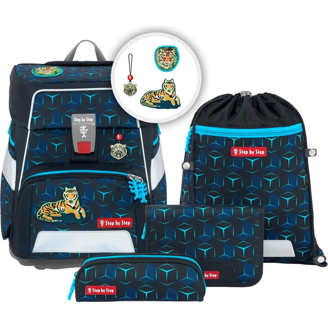 Das Step by Step Space Set Shine Tiger Night Kimba ist ein blaues, geometrisches Schulranzen-Set mit Tigeraufnähern, Turnbeutel, Federmappe und Zubehör. Ergonomisch gestaltet von Step by Step mit einem geräumigen 20L Volumen für Schulutensilien.