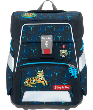 Das Step by Step SPACE Shine Schulranzen-Set "Tiger Night Kimba" (5-teilig) besteht aus einem blauen, ergonomischen 20-Liter-Schulrucksack mit geometrischen Mustern, Tiger-Patches und dem Step by Step-Logo - perfekt für Komfort und Stil.