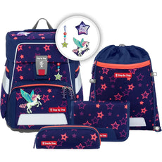 Das Step by Step Space Set Shine Pegasus Night Nuala ist ein marineblauer 20-Liter-Schulrucksack mit rosafarbenen Sternen und Einhornmotiv, plus Kordelzugtasche, Federmäppchen, Portemonnaie und Stern-Schlüsselanhänger - alles mit MAGIC MAGS und Step by Step-Labels.