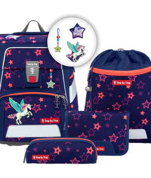 Das 5-teilige Step by Step SPACE Shine Schulranzen-Set "Pegasus Night Nuala" (20L) überzeugt mit ergonomischem Design, navyblauer Farbe, pinken Sternen, Einhorn-Patch und passenden Accessoires wie Federmäppchen.