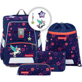 Das Step by Step Space Set Shine Pegasus Night Nuala ist ein marineblauer 20-Liter-Schulrucksack mit rosafarbenen Sternen und Einhornmotiv, plus Kordelzugtasche, Federmäppchen, Portemonnaie und Stern-Schlüsselanhänger - alles mit MAGIC MAGS und Step by Step-Labels.