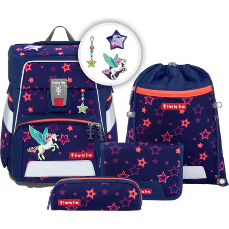 Das Step by Step Space Set Shine Pegasus Night Nuala ist ein marineblauer 20-Liter-Schulrucksack mit rosafarbenen Sternen und Einhornmotiv, plus Kordelzugtasche, Federmäppchen, Portemonnaie und Stern-Schlüsselanhänger - alles mit MAGIC MAGS und Step by Step-Labels.