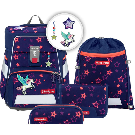 Das Step by Step Space Set Shine Pegasus Night Nuala ist ein marineblauer 20-Liter-Schulrucksack mit rosafarbenen Sternen und Einhornmotiv, plus Kordelzugtasche, Federmäppchen, Portemonnaie und Stern-Schlüsselanhänger - alles mit MAGIC MAGS und Step by Step-Labels.