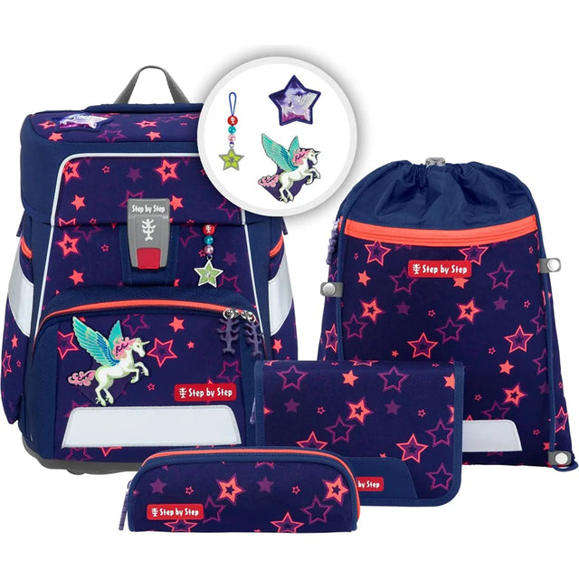 Das Step by Step Space Set Shine Pegasus Night Nuala ist ein marineblauer 20-Liter-Schulrucksack mit rosafarbenen Sternen und Einhornmotiv, plus Kordelzugtasche, Federmäppchen, Portemonnaie und Stern-Schlüsselanhänger - alles mit MAGIC MAGS und Step by Step-Labels.