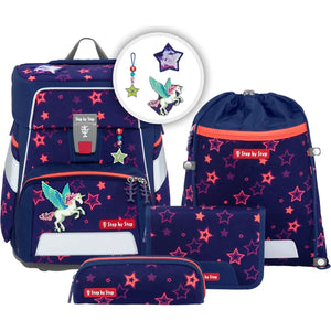 Das Step by Step Space Set Shine Pegasus Night Nuala ist ein marineblauer 20-Liter-Schulrucksack mit rosafarbenen Sternen und Einhornmotiv, plus Kordelzugtasche, Federmäppchen, Portemonnaie und Stern-Schlüsselanhänger - alles mit MAGIC MAGS und Step by Step-Labels.