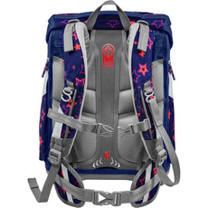 Der Step by Step Space Set Shine Pegasus Night Nuala ist ein marineblauer 20-Liter-Schulranzen mit verstellbaren grauen, gepolsterten Trägern, Brustschnalle, rotem und rosa Sternenmuster, ergonomisch gepolstertem Rückenteil mit Luftzirkulation und MAGIC MAGS Kompatibilität.