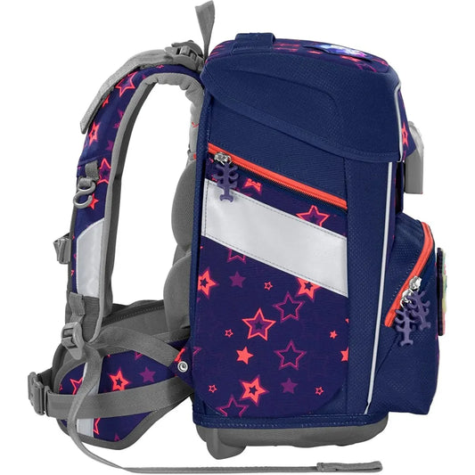 Der Step by Step Space Set Shine Pegasus Night Nuala ist ein blauer und lila Schulranzen mit rosa und roten Sternenmustern, reflektierenden Streifen, roten Reißverschlüssen, gepolsterten Trägern, zusätzlichen Seitentaschen, stabilem Boden und einem geräumigen Volumen von 20 Litern.