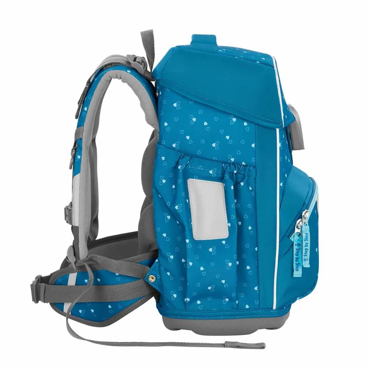 Das Step by Step BASIS Ranzen-Set "Blue Hearts" 4-teilig ist ein blauer Schulranzen für Kinder mit grauen Trägern, Herzmustern und mehreren Reißverschlussfächern, seitlich abgebildet.