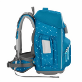 Das Step by Step BASIS Ranzen-Set "Blue Hearts" 4-teilig ist ein blauer Schulranzen für Kinder mit grauen Trägern, Herzmustern und mehreren Reißverschlussfächern, seitlich abgebildet.