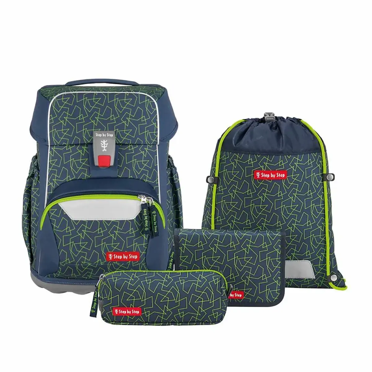 Vier Step by Step BASIS Ranzen-Sets "Green Geometric" (4-teilig) und dazu passende Beutel mit blauen und grünen geometrischen Mustern, roten Step by Step-Etiketten und einem minimalistischen Design.