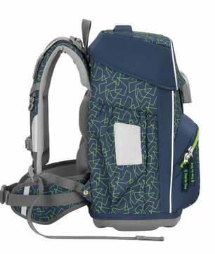 Das Step by Step BASIS Ranzen-Set "Green Geometric" 4-teilig zeigt sein blau-grünes geometrisches Design von der Seite und bietet mit gepolsterten Gurten, mehreren Fächern und einem ergonomischen Tragesystem zusätzlichen Komfort.