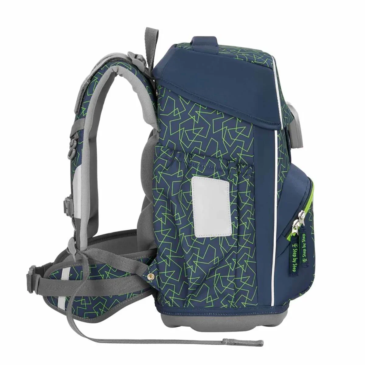 Das Step by Step BASIS Ranzen-Set "Green Geometric" 4-teilig zeigt sein blau-grünes geometrisches Design von der Seite und bietet mit gepolsterten Gurten, mehreren Fächern und einem ergonomischen Tragesystem zusätzlichen Komfort.