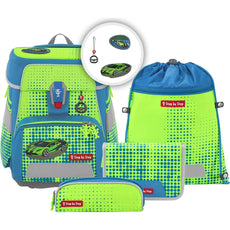 Das Step by Step Space Set Race Car Chuck ist ein leuchtend grünes und blaues 20-Liter-Schulranzen-Set mit lustigem Autodesign, das einen ergonomischen Rucksack, ein Federmäppchen, ein Portemonnaie und eine Kordeltasche von Step by Step enthält.