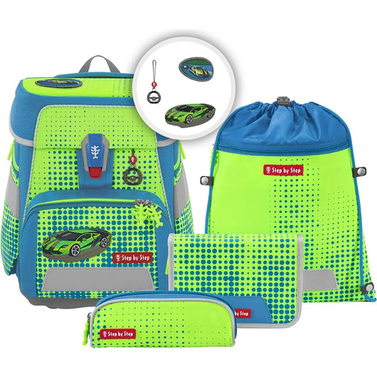 Das Step by Step Space Set Race Car Chuck ist ein leuchtend grünes und blaues 20-Liter-Schulranzen-Set mit lustigem Autodesign, das einen ergonomischen Rucksack, ein Federmäppchen, ein Portemonnaie und eine Kordeltasche von Step by Step enthält.