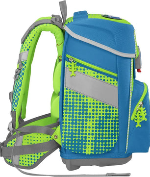 Das Step by Step SPACE Schulranzen-Set "Race Car Chuck" (5-teilig) ist ein blau-grüner Kinderrucksack mit gepolsterten Trägern, gepixeltem Muster, ergonomischem Design, extra leichtem Gewicht und 20L Volumen von Step by Step.